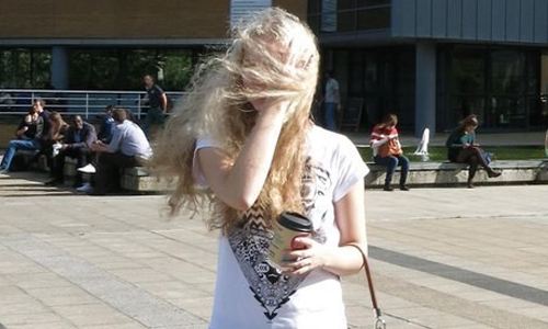 髮圈早就不知道弄斷幾條了　長髮女孩專屬的惱人事件 長髮、困擾、煩惱、髮圈、拍照、頭髮、髮絲、梳子