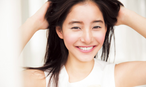 白色運動上衣再度回歸！今年風的80年代清爽妝容根本絕配 80年代、妝容、白色運動上衣、2016、藍色眼影