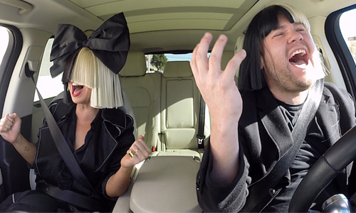 看不到路還硬要逞強！不露臉天后Sia上車來飆歌啦！ Sia、James Corden、carpool karaoke、車上卡拉ok、艾黛兒、一世代、小賈斯汀、酷玩樂團、克里斯馬汀、伊姬阿塞莉婭