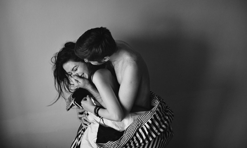 世上最安心的地方是你懷裡！讓人重溫熱戀時光的黑白情侶攝影 Natalia Mindru Photomicona、Urban Love、情侶、攝影、黑白