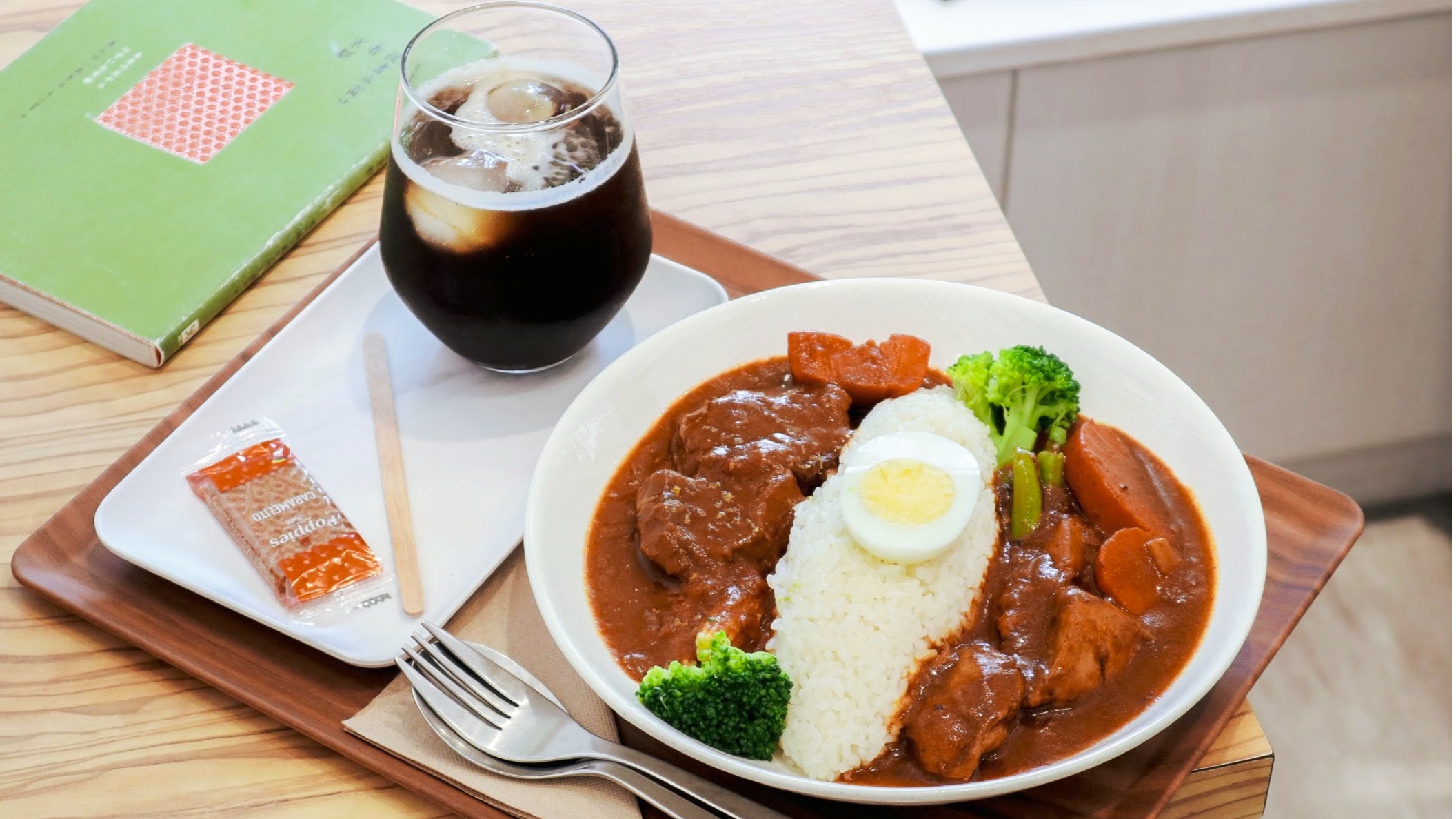 青山日和｜大安森林公園不限時日系咖啡廳－把咖哩飯和爵士樂，都加點芬多精調味 #台北咖啡廳、#大安森林公園、#台北不限時咖啡廳、#台北日系咖啡聽、#台北咖哩飯、#台北美食、#台北大安森林公園美食、#台北大安美食、#朝食女孩、朝食女孩