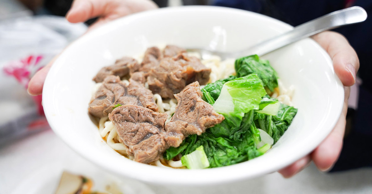 【天母美食】岳家小館，來士東市場必吃｜鮮蝦餛飩超大顆｜牛肉乾拌麵超好吃 士東市場、天母美食、岳家小館、牛肉乾拌麵、鮮蝦餛飩湯