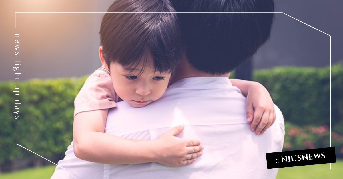 強顏歡笑孩子其實看得出來！跟孩子說明自己的負面情緒有助於安全感建立 媽媽妞、親子妞、小孩、親子、情緒、安全感、負面情緒、育兒教養