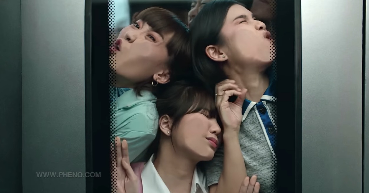 早上通勤的列車根本沙丁魚罐頭，粉餅沾到窗戶也太尷尬了吧！ 泰國、喜簪、粉餅、好笑