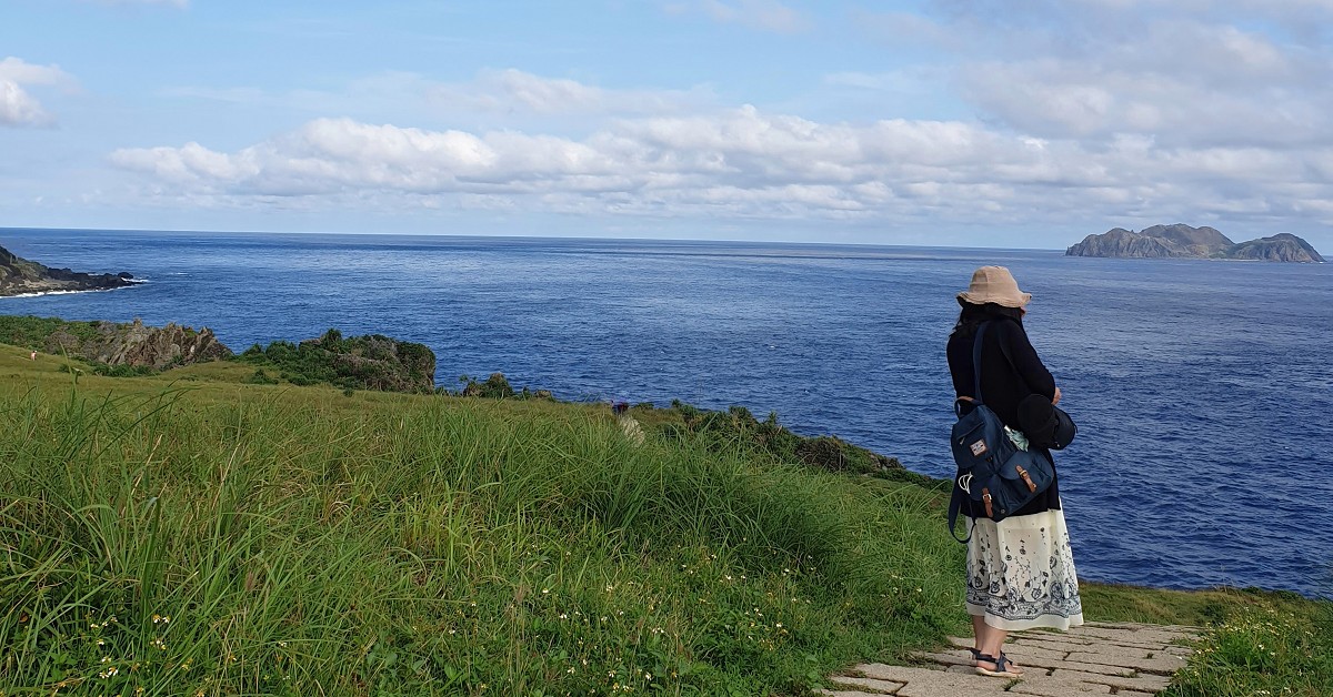 蘭嶼景點｜青青草原觀夕陽、小蘭嶼、老人岩絕佳視野 蘭嶼景點、青青草原、老人岩、蘭嶼日落、小蘭嶼、鯨魚洞、情侶旅遊、蘭嶼行程