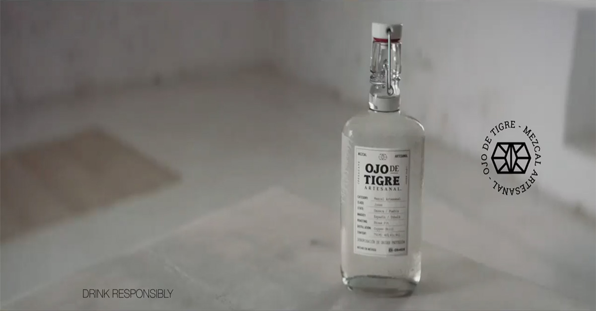 只需要白色佈景就能襯托出美好的梅茲卡爾酒！ 墨西哥、ojo de tigre mezcal、酒、搞笑