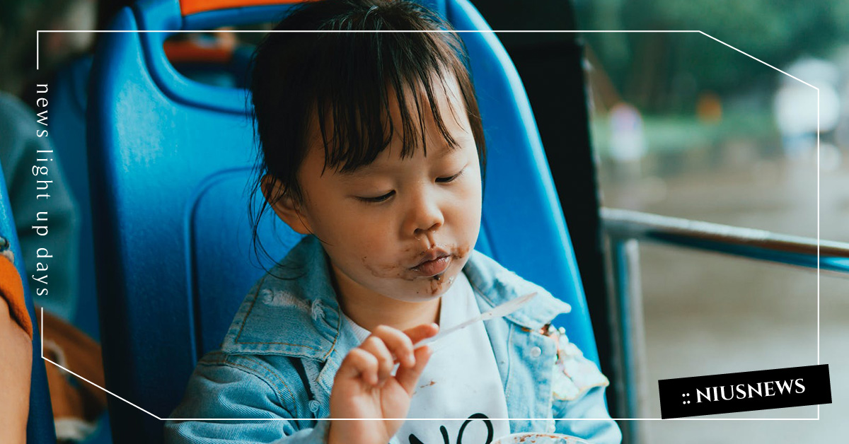 爸媽崩潰！寶寶曾誤食的6大獵奇物品：吃便便、吃蟑螂，連馬桶刷都能啃？ 媽媽妞、親子妞、獵奇、寶寶、誤食、危險、噎到、哈姆立克急救法、幼兒、固齒器、育兒教養