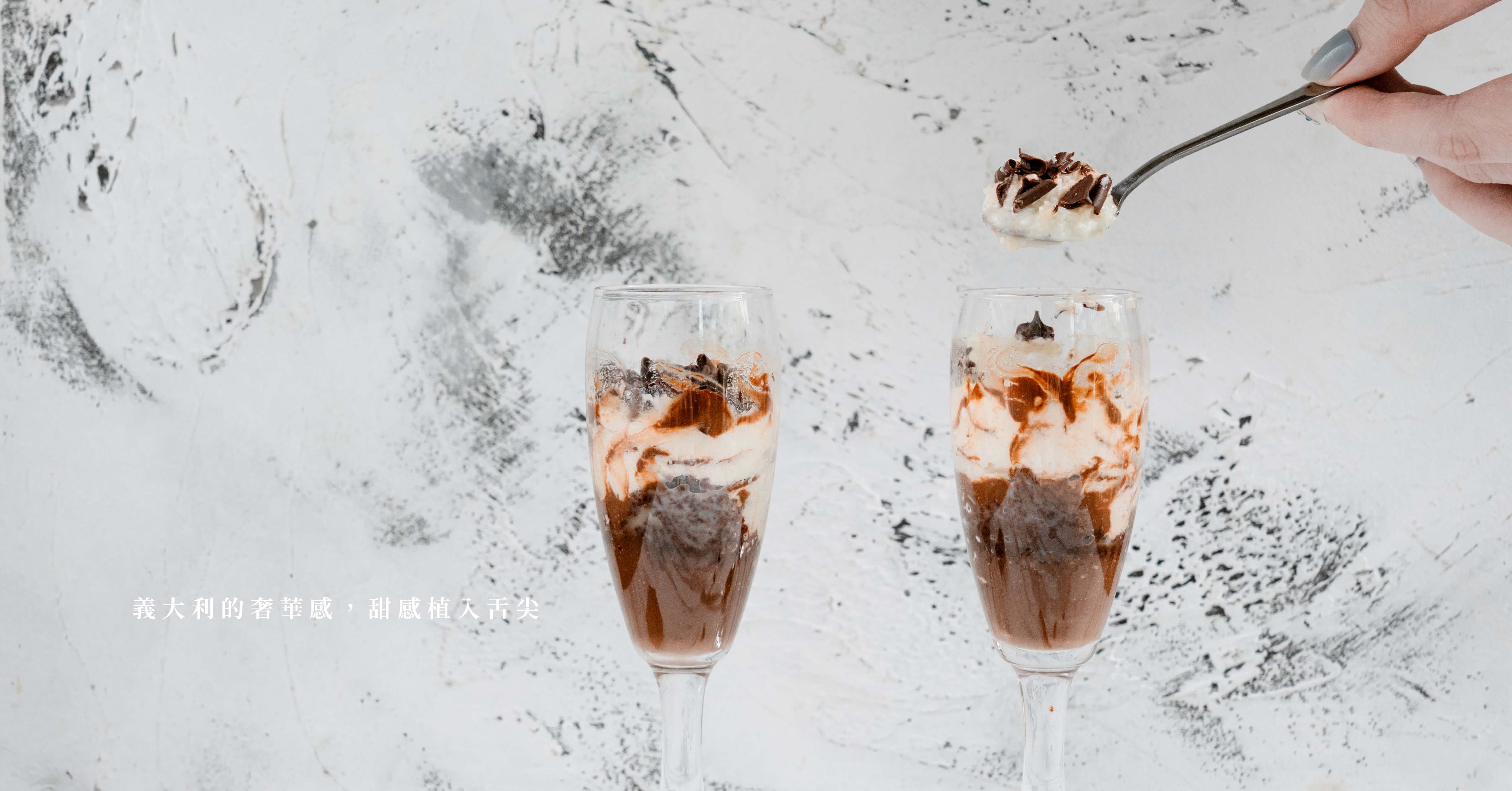 日子雖難，也要來點甜！每口都是濃醇不已的巧克力香-義大利巧克力香檳杯 大妹吃太飽、好市多美食、好市多甜點、義大利巧克力香檳杯