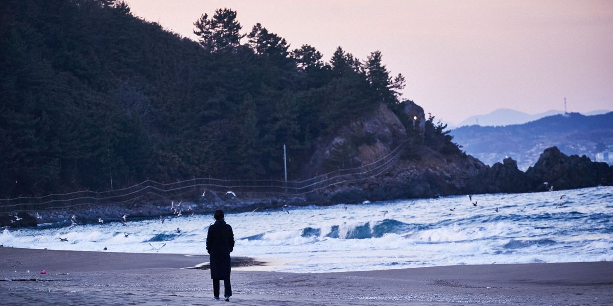 ☆洪常秀影展☆6 | 獨自在夜晚的海邊 