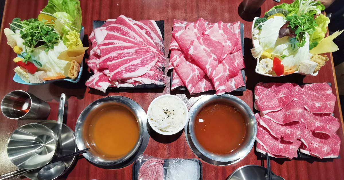 【萬華火鍋推薦】拾柒鍋-10 Oz的肉盤好滿足，蔬果甘蔗湯底，風味絕佳金紗腐皮 萬華火鍋、萬華火鍋推薦