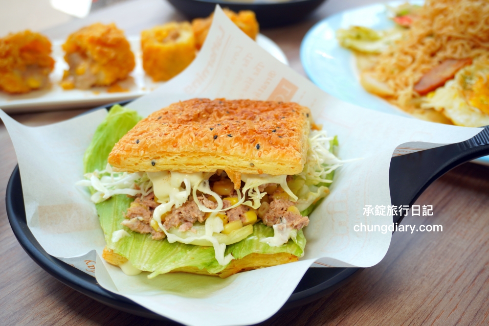 屏東人氣早餐店品牌【晨間廚房】夏日新品－鮪魚燒餅堡，在台中也能吃得到！ 