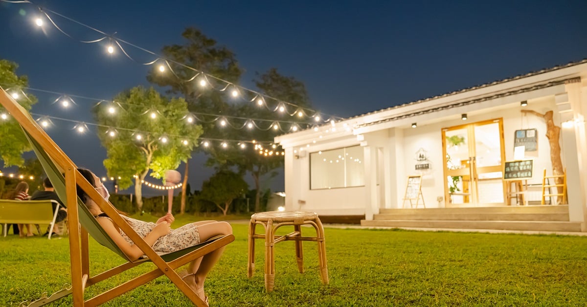 【台中咖啡】窩草的日子。親子寵物友善。白天放風綠意草坪。夜晚享受夢幻氛圍。 台中咖啡、台中親子友善餐廳