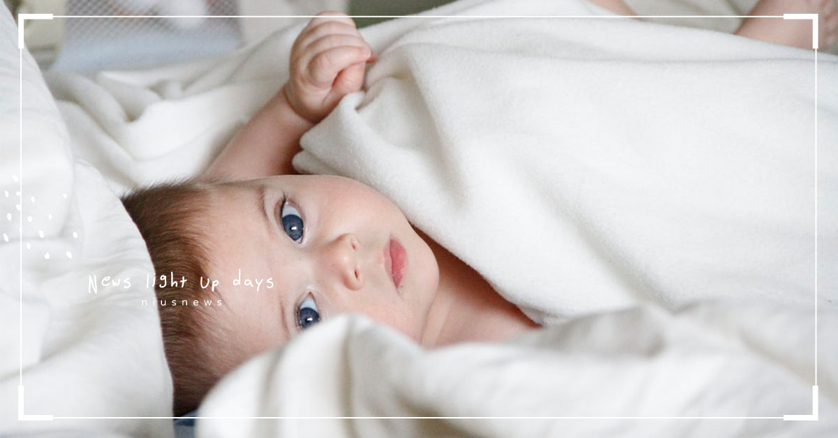 寶寶拍照頭都歪歪的？寶寶「斜頸」的5特徵＆3個居家復健動作 寶寶斜頸、嬰兒斜頸、怎麼辦、復健動作、為什麼會斜頸