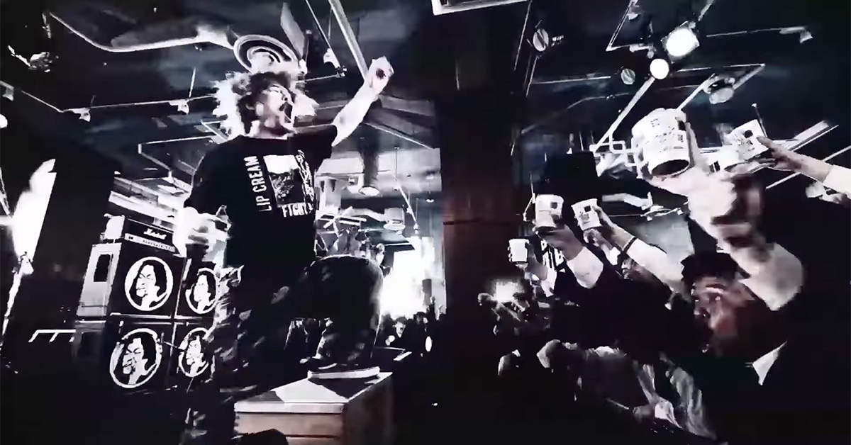 把杯麵舉到空中，然後用力甩頭！ 日本、日清食品、拉麵、搖滾