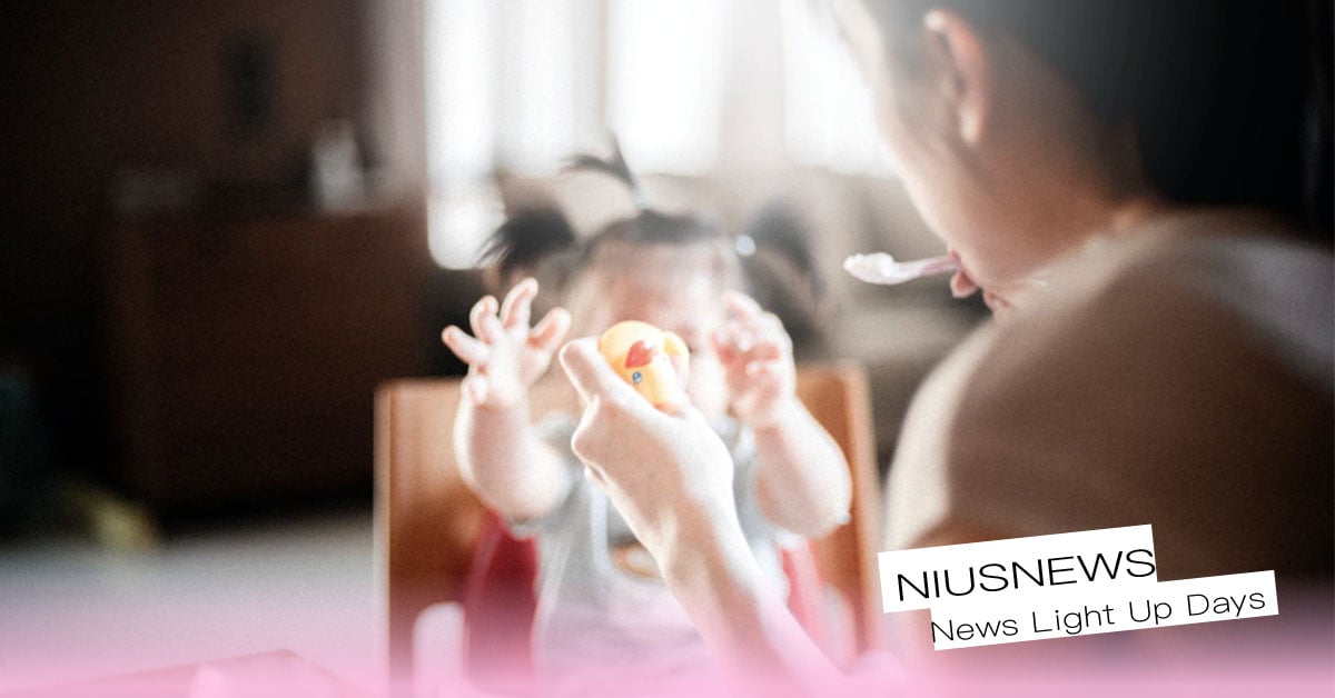 小孩丟食物就代表不餓？5個方法避免孩子玩食物：冷處理、不吃就收走 嬰兒丟食物、副食品、丟食物、小孩調皮、玩食物