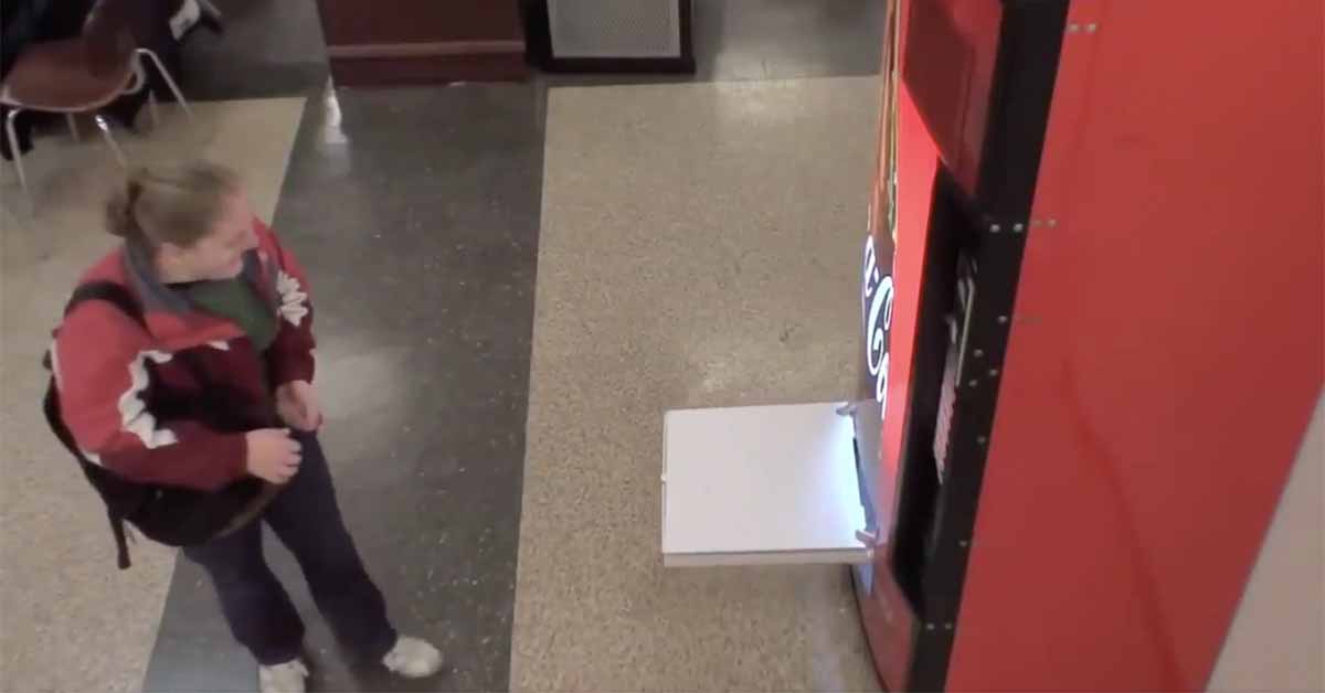 我投了一罐可樂，掉出一盒披薩？ 美國、可口可樂、飲料、快樂