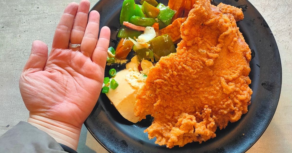 新北林口。蔡家排骨 || 比手大的巨大炸排骨飯，一餐飽到天靈蓋 吃貨的藏寶箱、新北美食、便當、桃園美食、林口美食、排骨飯、龜山美食