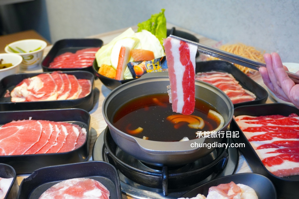 板橋299火鍋吃到飽「牛、豬、雞」五種肉品無限續加，還有免費自助吧...... 