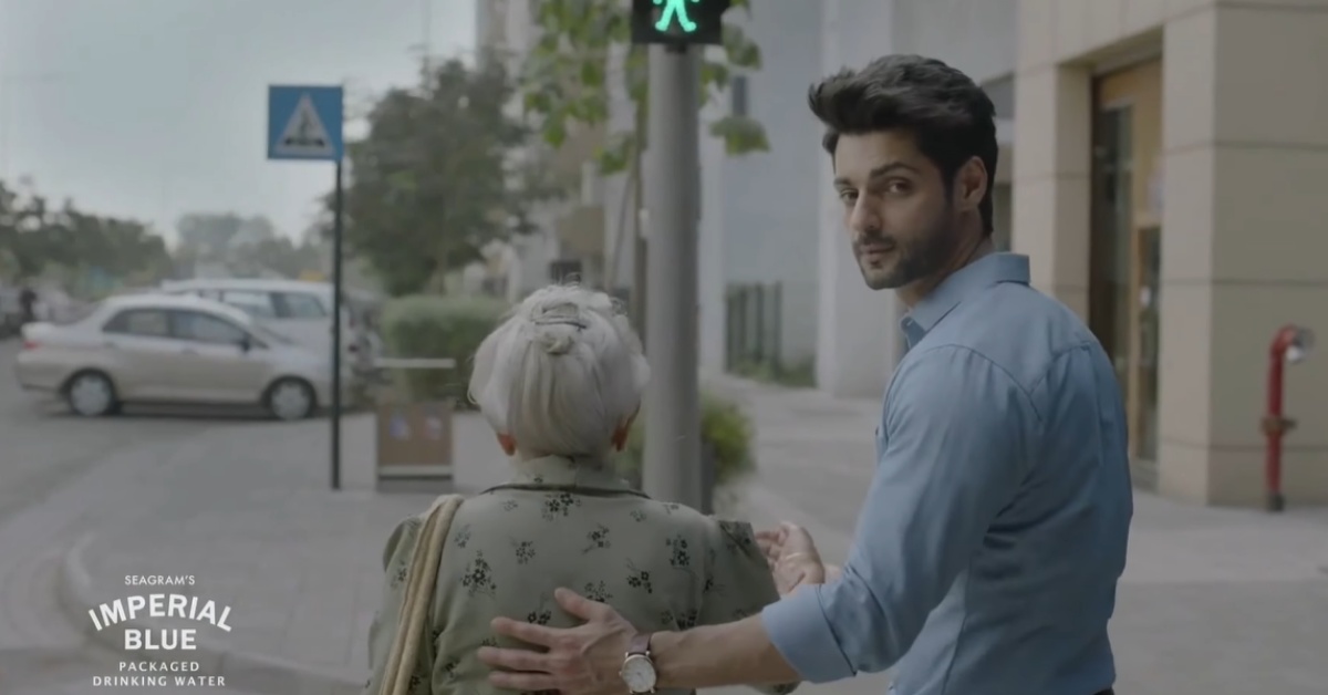 看到對街有美女，男人你會怎麼做？  帝國藍、CD、瓶裝水、男人、女人