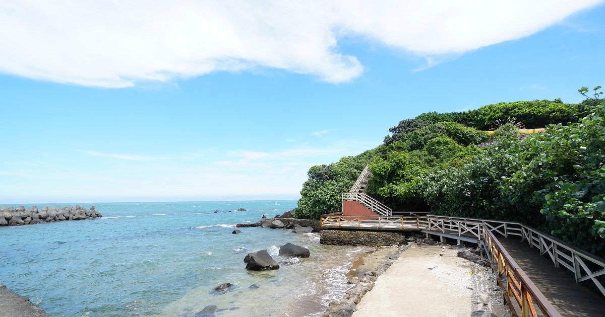 麟山鼻步道｜漁港海岸風情，營業中老屋、停車場及木棧道 麟山鼻步道、來吧營業中、老屋、白沙灣、北海岸