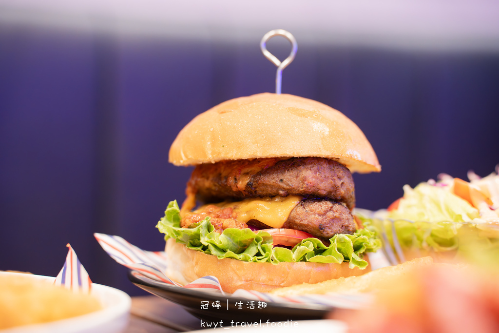一口入魂漢堡排好多汁！信義區漢堡店推薦，7盎司手打漢堡排Ft.繽紛時蔬 