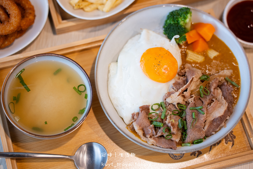 百元咖哩飯超有料！竹北午餐推薦，濃郁系辛口咖哩飯，附湯、紅藜麥飯、半熟蛋，咖哩飯 