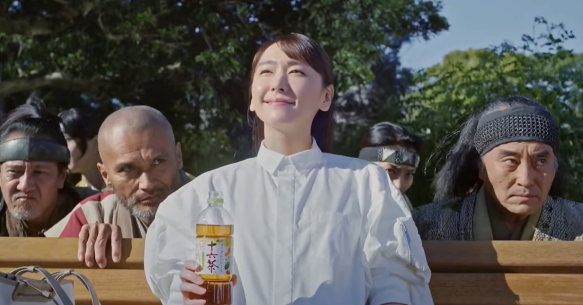 新垣結衣帶著護衛，走在路上百毒不侵 新垣結衣、十六茶、ASAHI