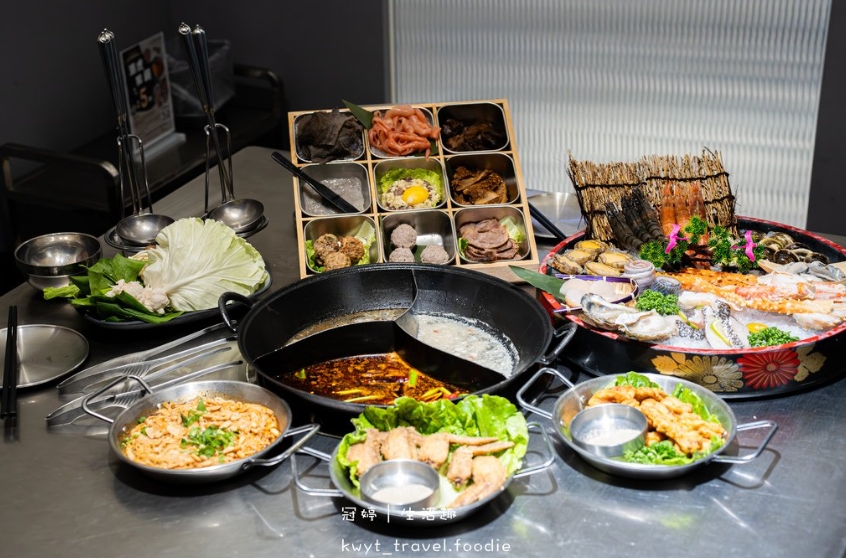 獨家老饕九宮格，450元起超過60樣吃到飽，道地重慶老火鍋，高雄美術館美食餐廳 