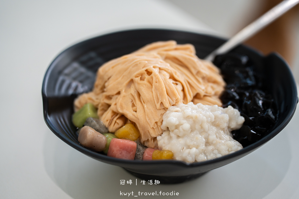 台中西區冰店_日月欣冰店，銅板價雪花冰，加25元多三樣配料，台中西區下午茶 