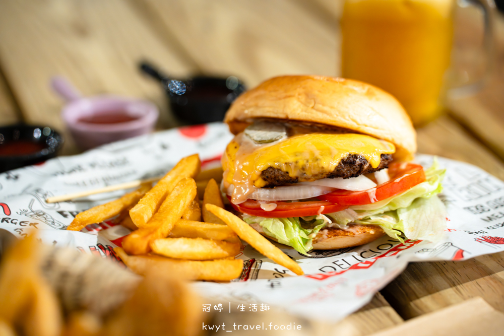 每人低消100元坐擁台中百萬夜景，啤酒買五送一配爆汁手打牛肉漢堡排，台中約會餐廳 