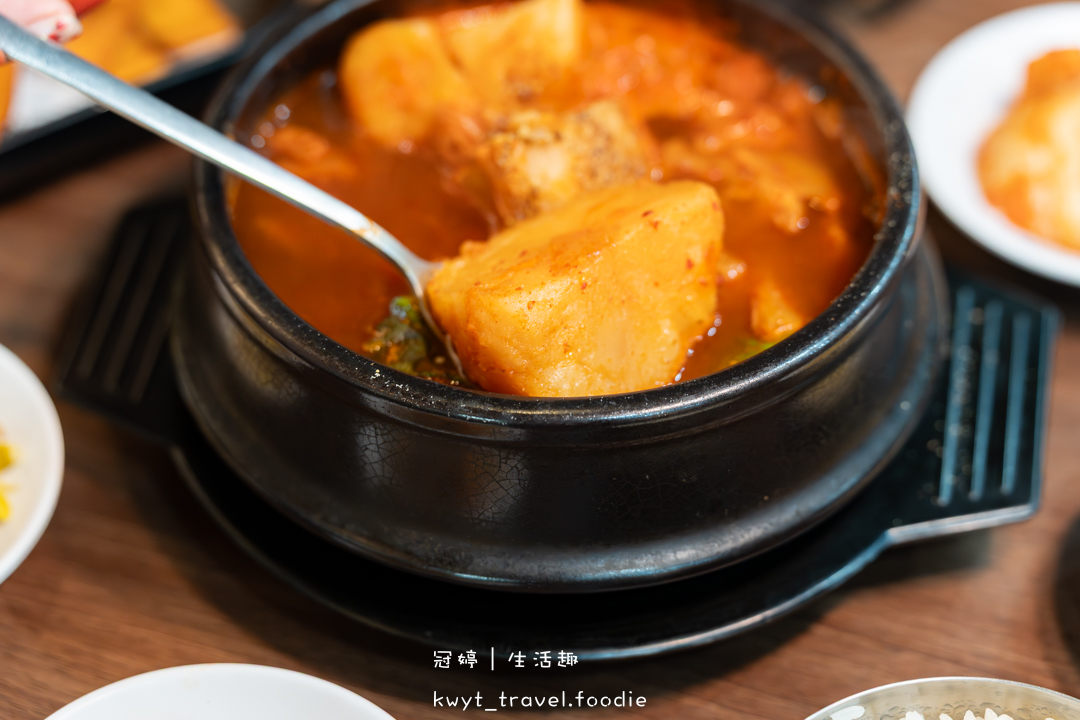 隱身平通路的道地馬鈴薯龍骨湯，道地韓式小菜無限量供應，安平午餐晚餐推薦，最新菜單 