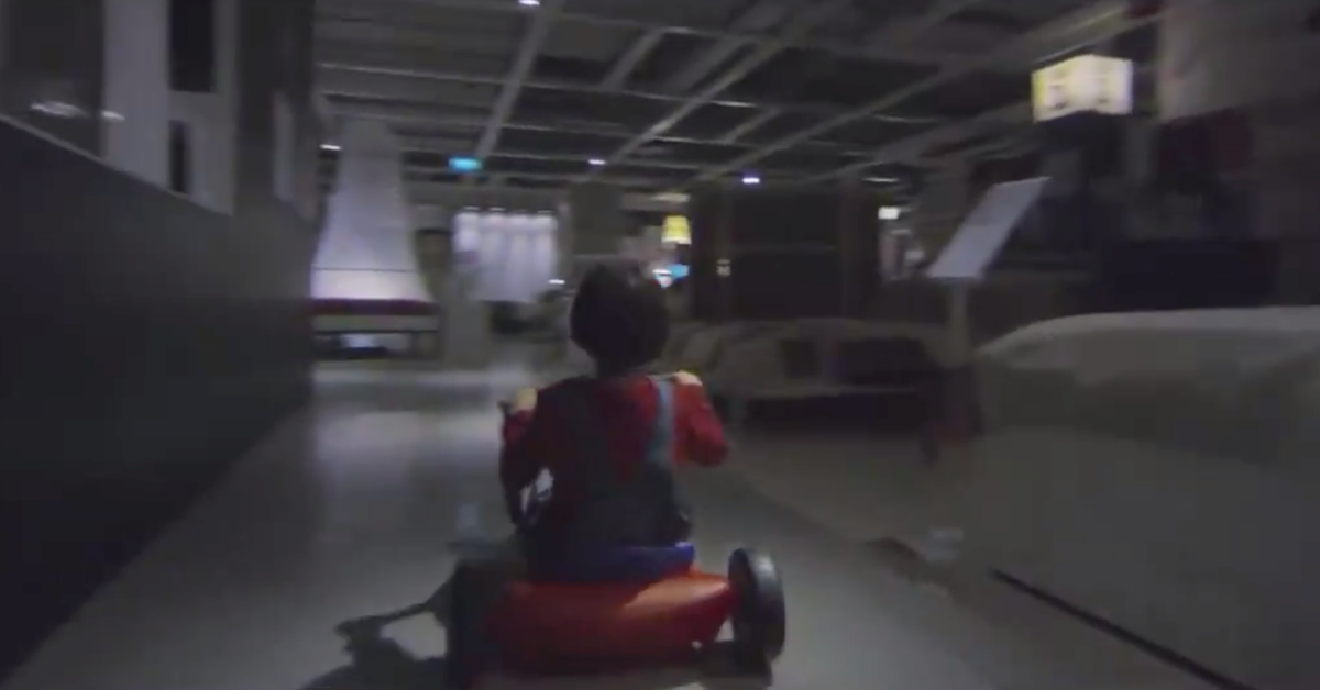 晚上小男孩在IKEA裡，他遇到了… IKEA、萬聖節、恐怖、新加玻、鬼店