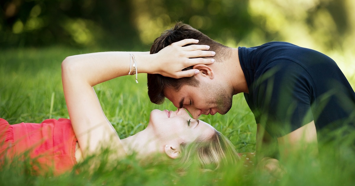 維繫感情的訣竅其實是「被仰望」？讓男生離不開你的7種性格特質 愛情、兩性、相處、技巧、男女、感情、戀愛、溝通、關係、崇拜、仰望、加分.維繫、人際