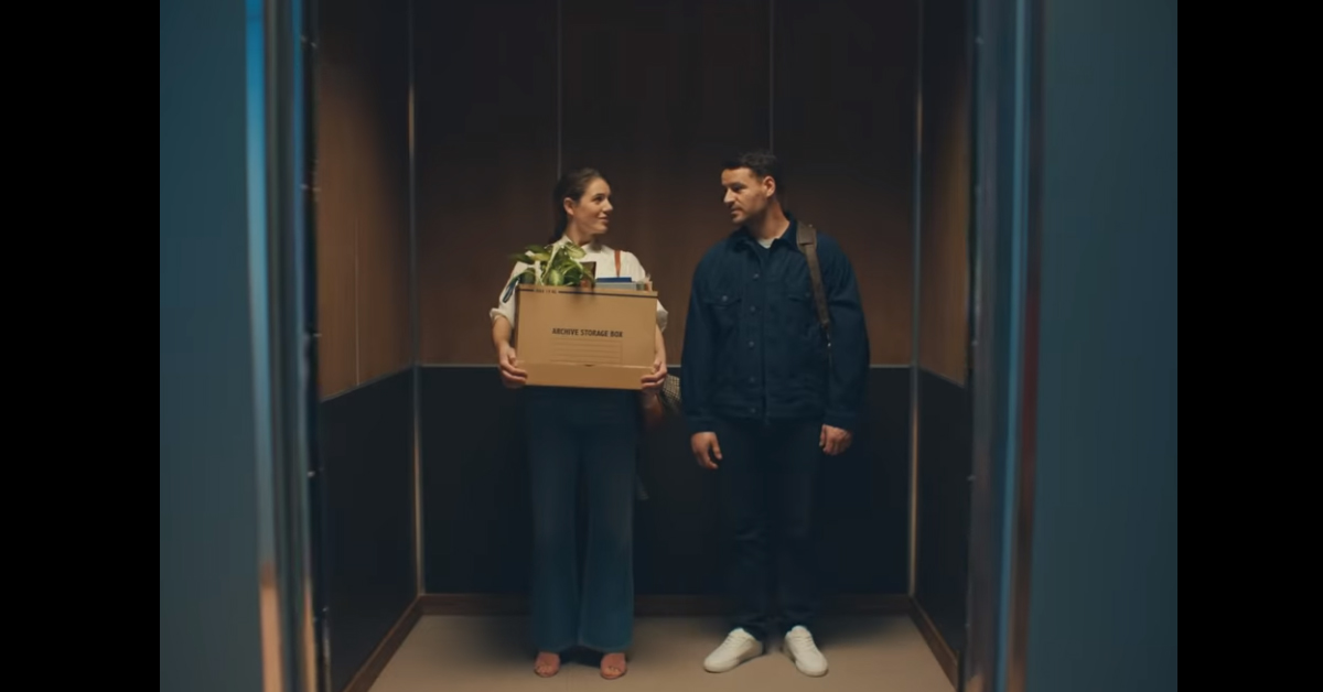 只要勇敢踏決定性的一步，就不會留下遺憾！ 電梯、勇氣、皮鞋