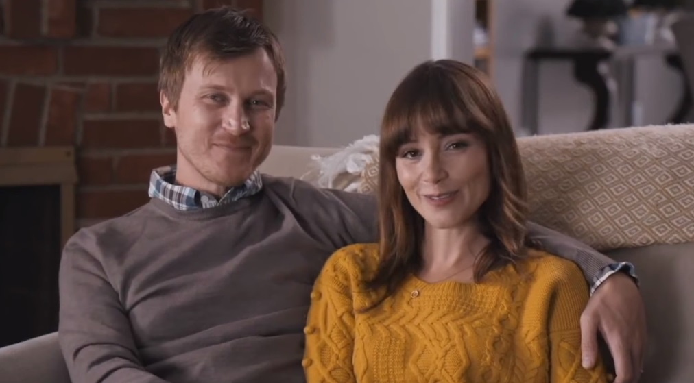 一連串假廣告卻串聯起動人愛情故事？一切從男主角搬出家裡開始 假廣告、感人故事