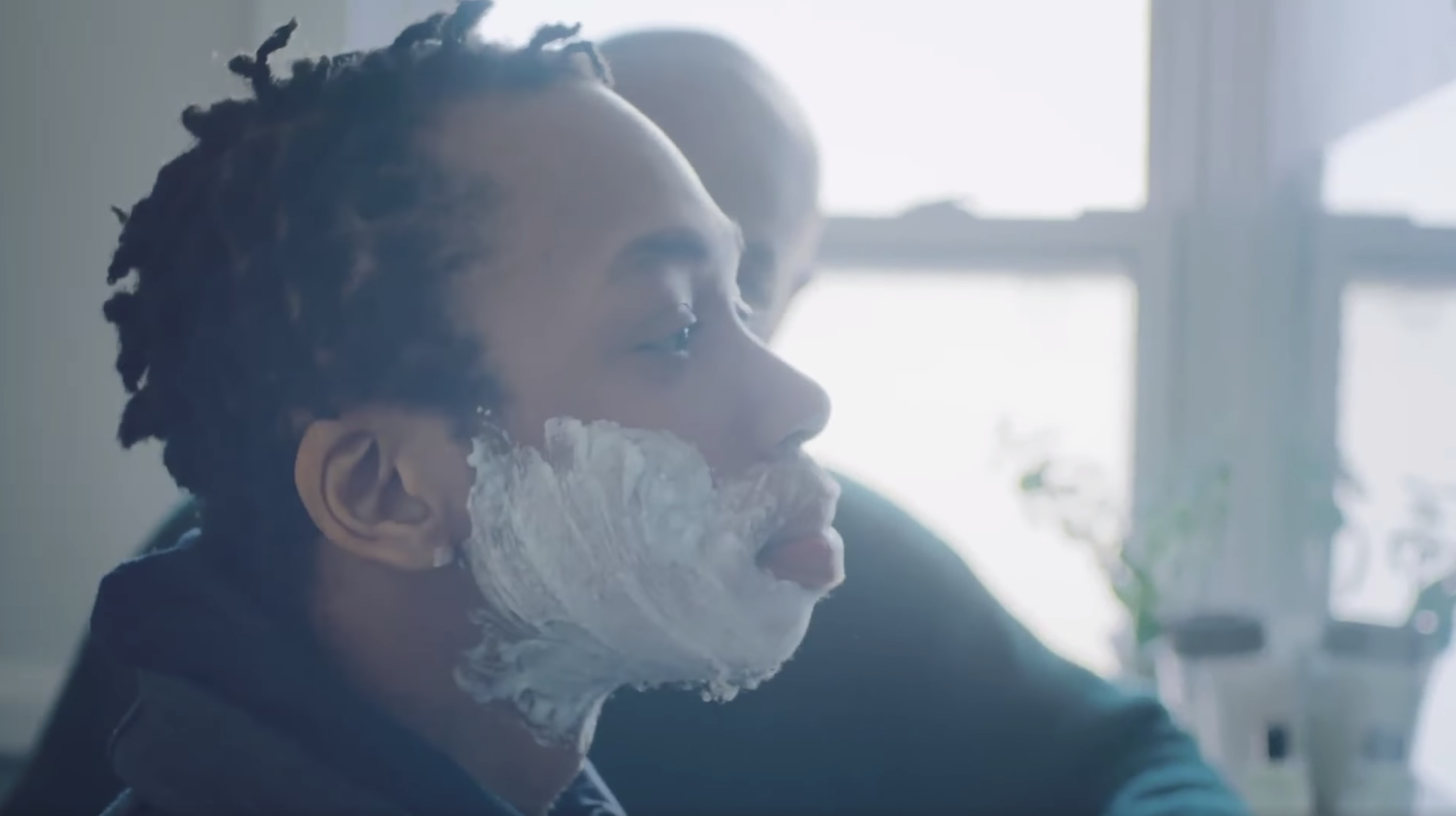 向左、向右、向上的動作中，終於成為真正的男人！令人讚嘆的勇敢 刮鬍刀、變性、勇敢