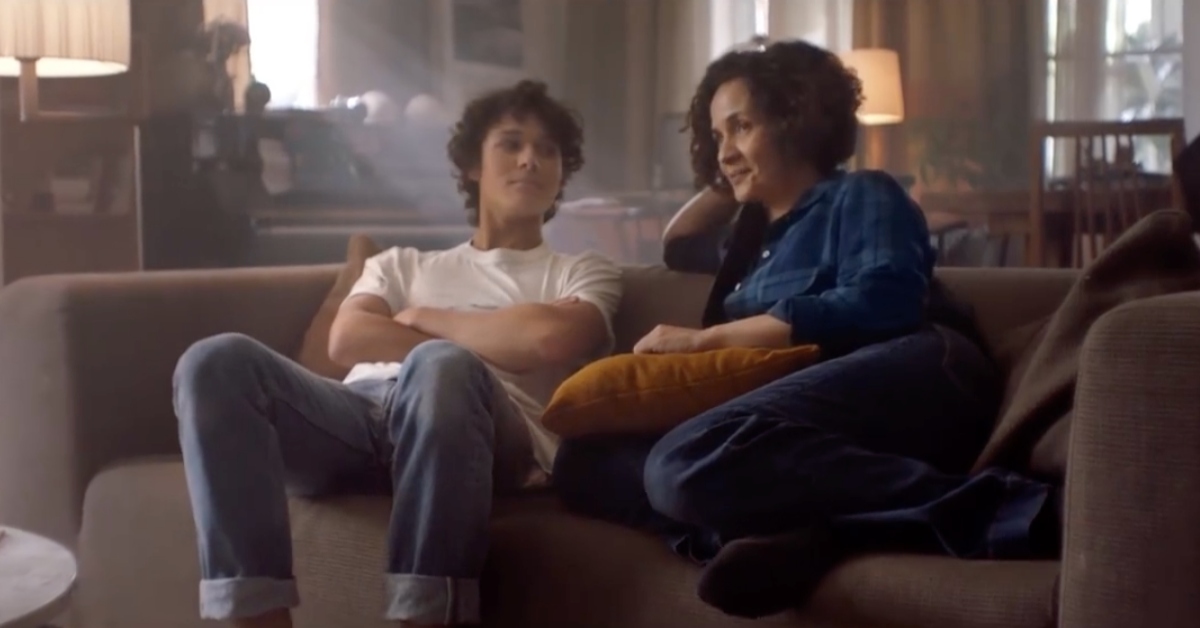 當你追劇追到手機沒電，卻找不到充電線 追劇、家人、Netflix