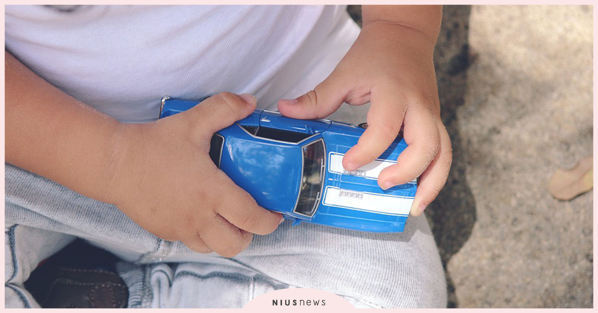 訓練幼兒手部精細動作不用大費周章！給他一台玩具汽車就行了 親子妞、幼兒、發展、發育、肌肉、玩具、汽車、遊戲、父母