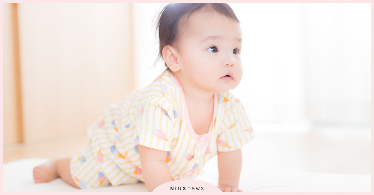 新生兒只會躺著不動，要怎麼玩？新手爸媽必看的《0～2歲的寶寶遊戲圖鑑》 親子妞、嬰兒、發展、遊戲、前三個月