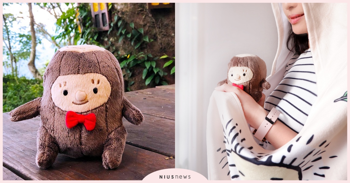 挪威收藏家小男孩「酷比」登台！超萌紅領結玩偶、連帽蓋毯療癒姐姐們的心！ 酷比、挪威、收藏家、樹幹、玩偶、行李箱套、貼紙、明信片、胸章、粉色選物店