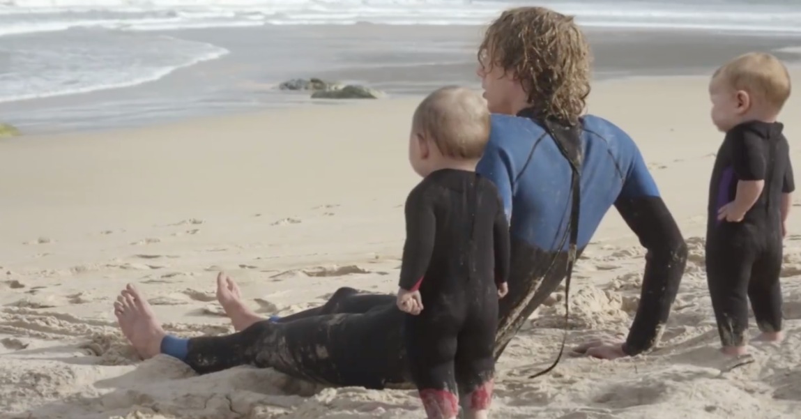 衝浪溺水的他，醒來到了一個只有嬰兒的海灘！ 法國、evian、礦泉水、年輕