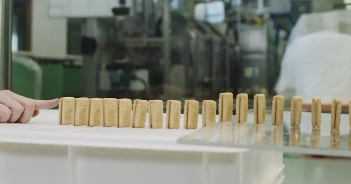 上班時間不工作在玩餅乾？用5千片餅乾排骨牌 英國、Yorkshire Tea、茶、刺激