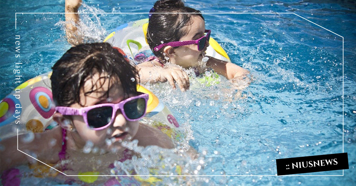 解封能去游泳嗎？醫師建議：開放式泳池是較安全選擇 親子妞、游泳、新冠狀病毒、武漢肺炎、腸病圖、氯、消毒、安全、生病、兒童、COVID-19、腸病毒、腺病毒、細菌、病毒