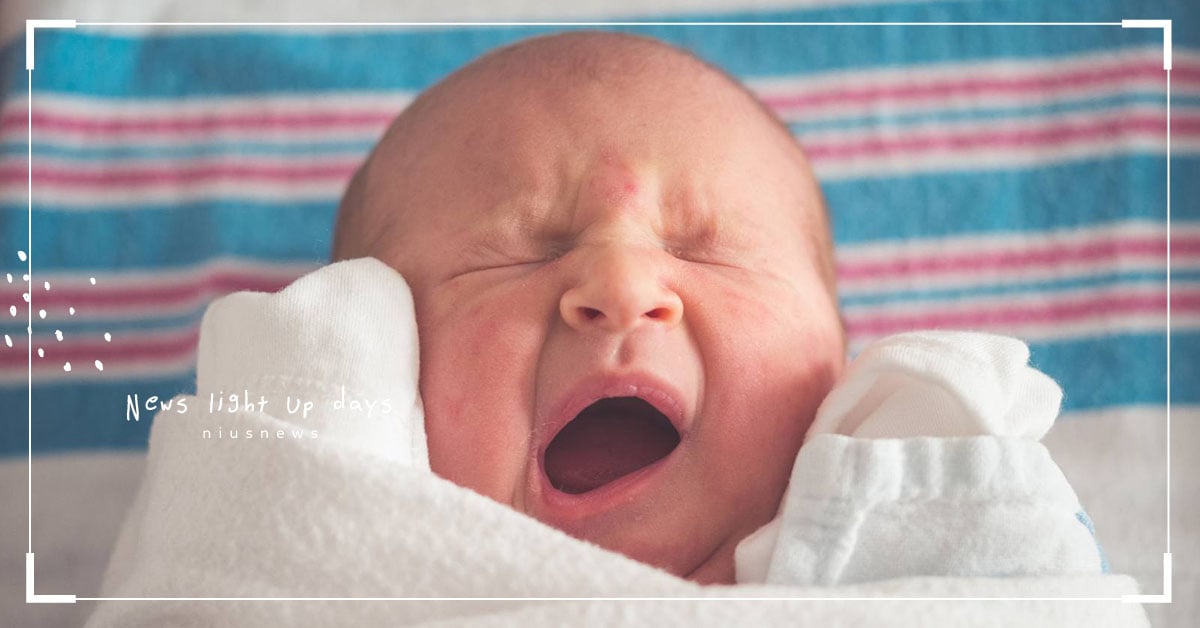 有種餓是阿嬤覺得餓！嬰兒被過度餵食的7個行為特徵 親子妞、過度餵食、吃、喝奶、副食品、脹氣、泡奶、奶量、健康、掙扎、不舒服、消化