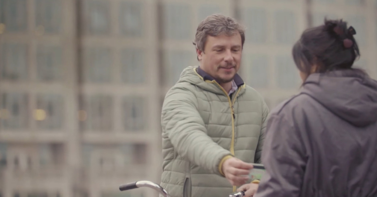 刷卡幫助街友好方便，刷卡機外套一人一件 荷蘭、Helping Heart、捐款、助人