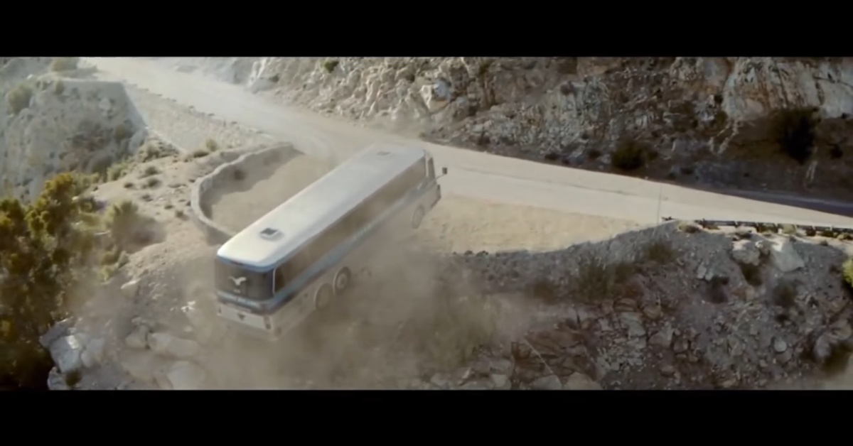 遊覽車墜落山谷前，你會怎麼做？ 美國、AT&T、電影吃到飽方案、幽默