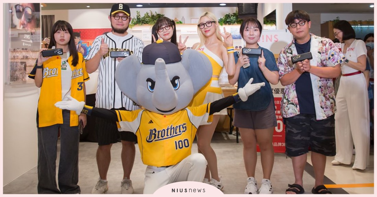 JINS 我兄弟！中信兄弟職棒主題日火熱登場  超人氣啦啦隊女神邊荷律、李丹妃重磅降臨 粉絲嗨喊:選我！ JINS、中信兄弟、職棒主題日、邊荷律、李丹妃、眼鏡、啦啦隊、Passion Sisters