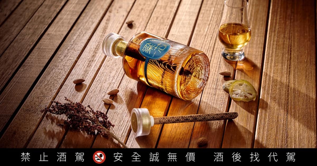 首創百年橡木芯條入瓶！木質風味「粱芯金門高粱酒」新上市 