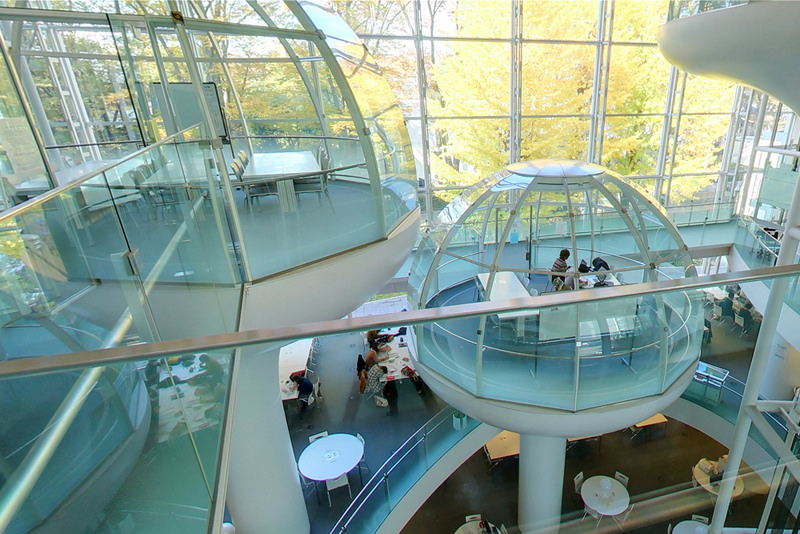 像是科幻電影場景一樣的圖書館！在裡面讀書氣質都不一樣啦！ 圖書館，成蹊大學圖書館，東京，日本，科技感，未來感