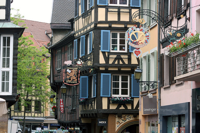 超繽紛！超可愛！8個讓少女怦然心動的世界景點！ 世界景點，粉紅清真寺，布拉諾島，義大利威尼斯，阿爾貝羅貝洛，Fort Bourtange，星型堡壘，荷蘭，馬來波卡普區，大力水手村，圖帕伊島，科爾馬，霍爾的移動城堡，糖果色，彩色景點